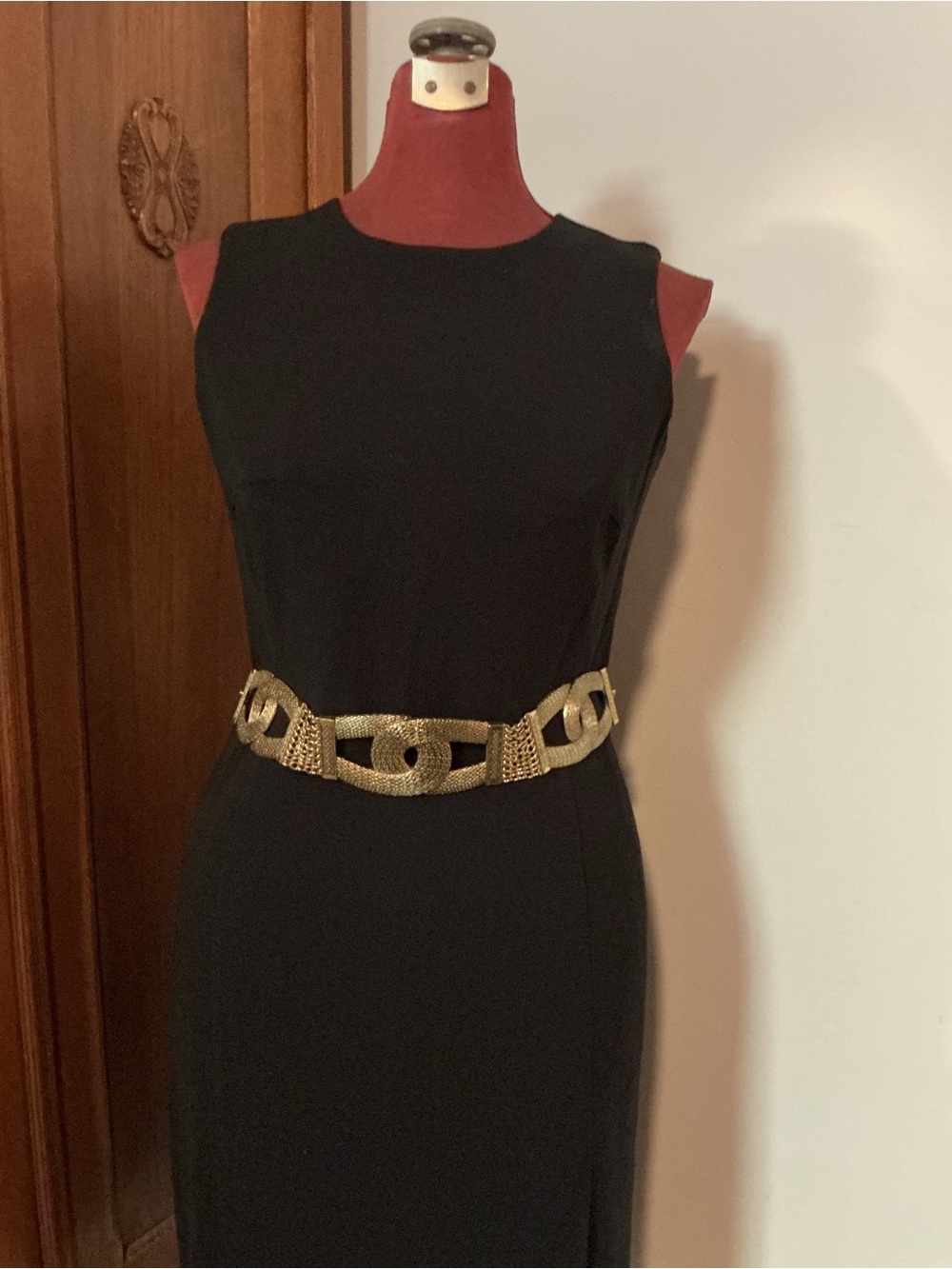 Vingold-tone statement belt featuring textured interlocking links and a chain - Picture 2 of 14